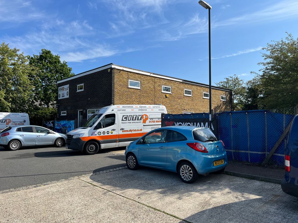 Light industrial to let in Furnace Place, Furnace Green, Crawley RH10