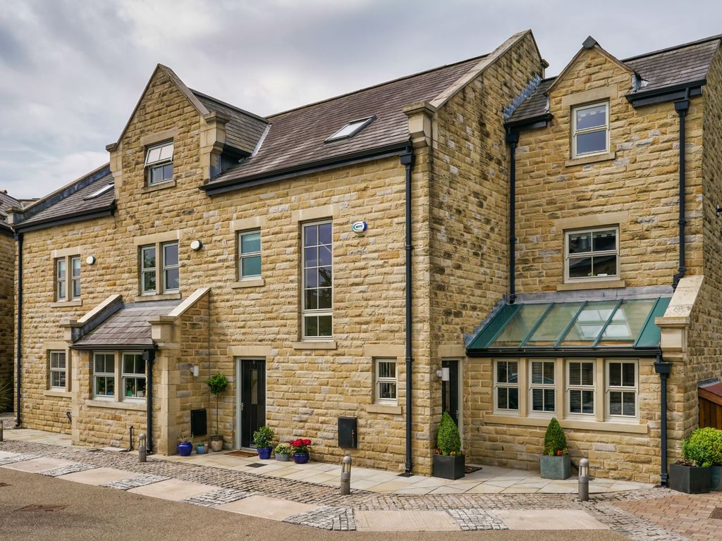 4 bed mews house for sale in Dunscar Grange, Bromley Cross, Bolton BL7