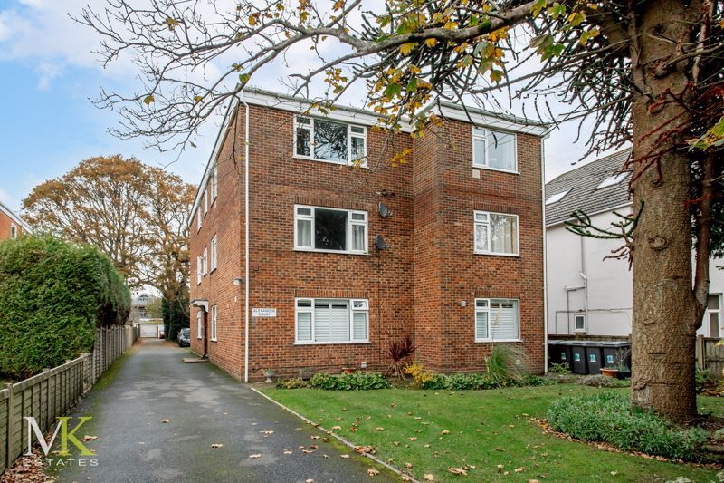 2 bed flat for sale in Richmond Park Road, Bournemouth BH8, £220,000