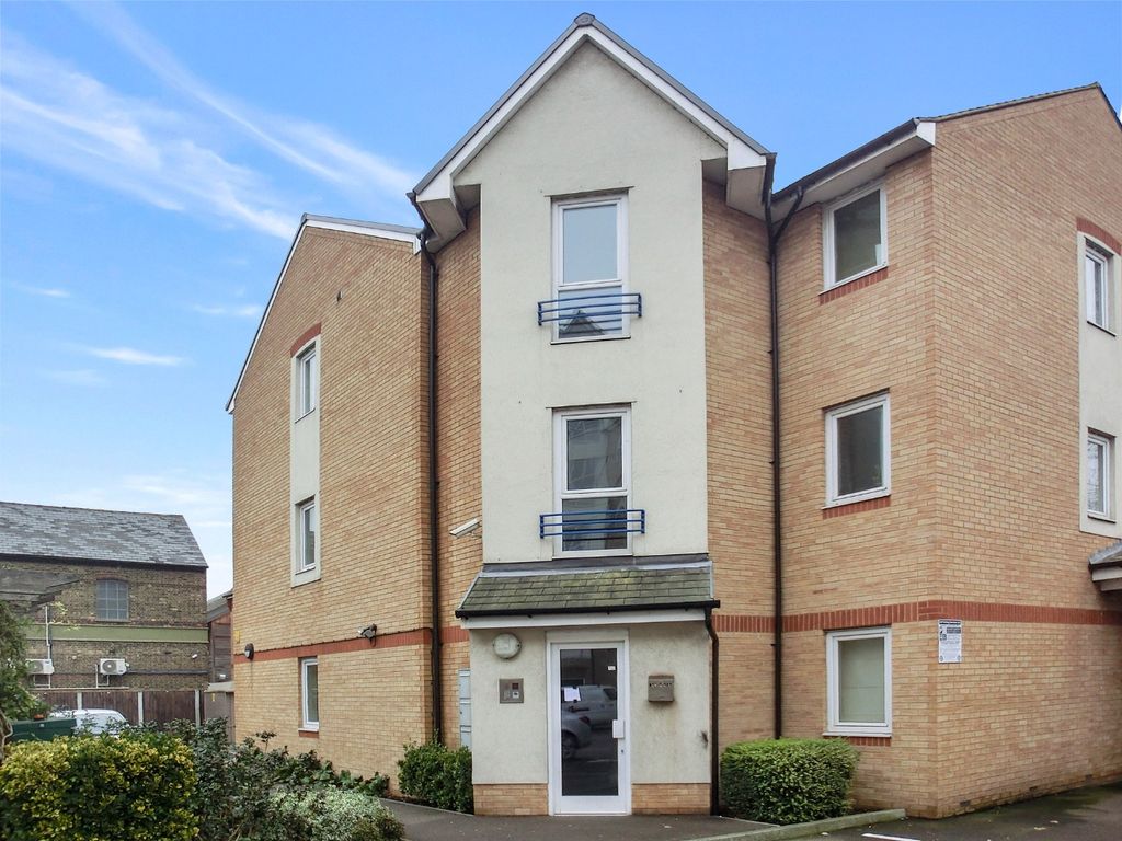 1 bed flat to rent in Fairfield Square, Stuart Road, Gravesend, Kent