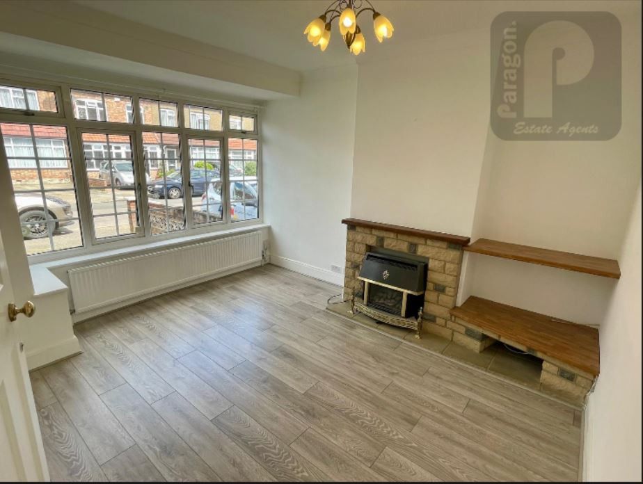 4 bed terraced house to rent in Sunnymead Road, Kingsbury NW9, £2,700