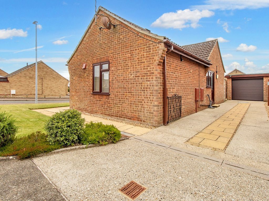 2 bed bungalow for sale in Andrews Place, Hunstanton, Norfolk PE36, £