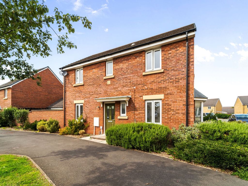 4 bed semidetached house for sale in Bloomery Circle, Newport NP19, £