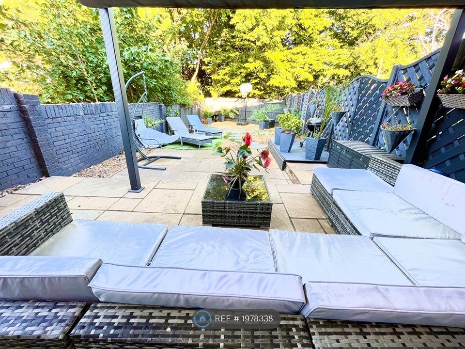 4 bed semidetached house to rent in Woburn Close, Stevenage SG2, £