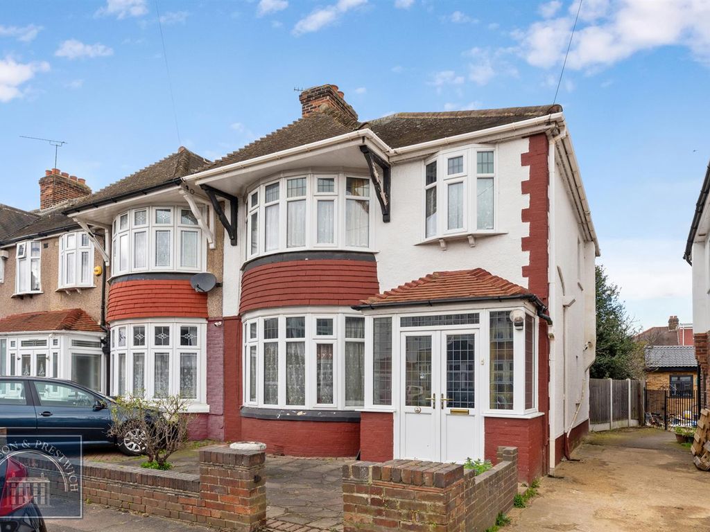 3 bed end terrace house for sale in Sandhurst Drive, Ilford IG3, £