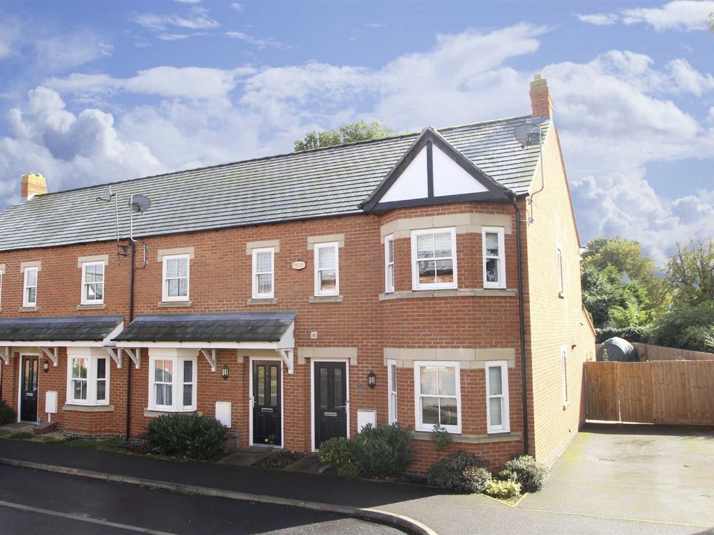 3 bed terraced house to rent in Barr Piece, Wolverton, Milton Keynes