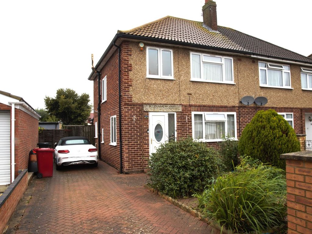 3 Bed Semi Detached House To Rent In Hillary Road Slough Sl3 £2 000