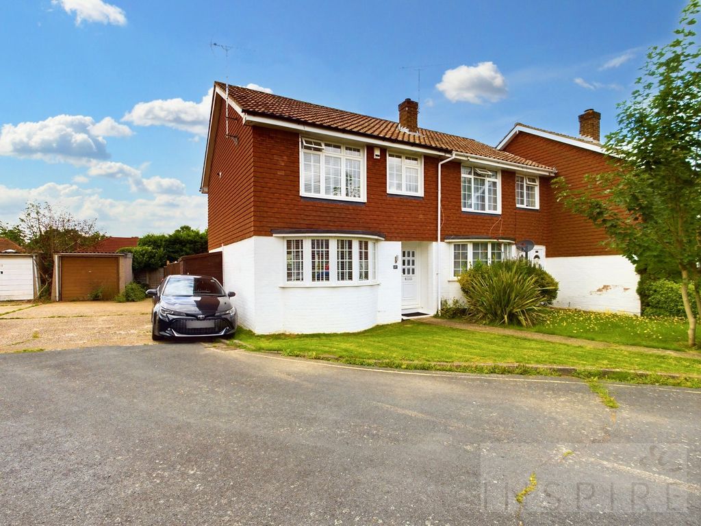 3 bed end terrace house for sale in Lyndhurst Close, Crawley RH11, £