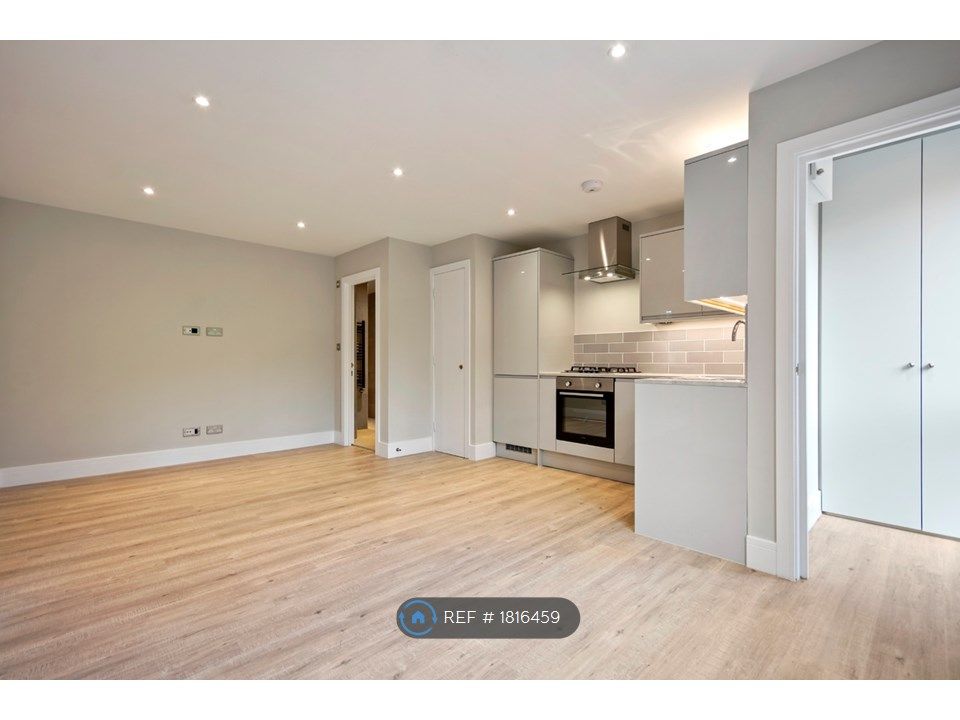 2 bed flat to rent in Buckingham Place, High HP13, £1,450 pcm