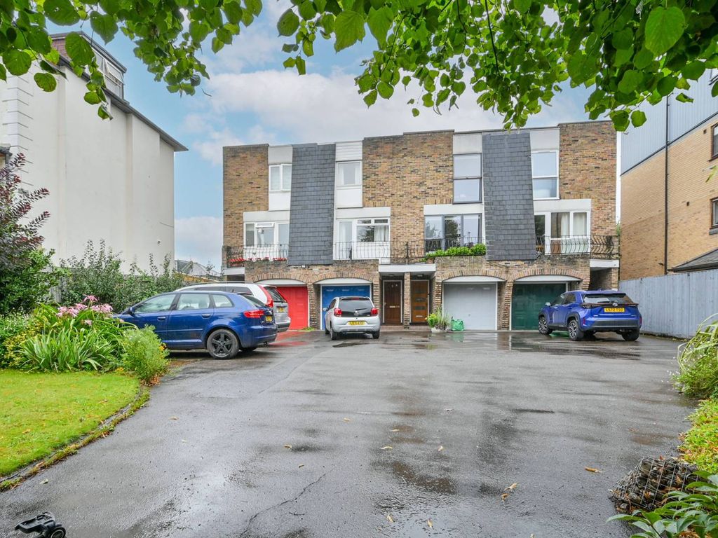 4 bed end terrace house for sale in South Ealing Road, Ealing, London