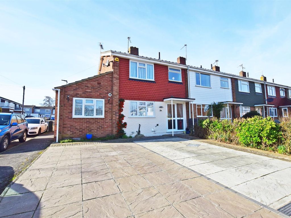 4 bed semidetached house for sale in Hunstanton Close, Rainham