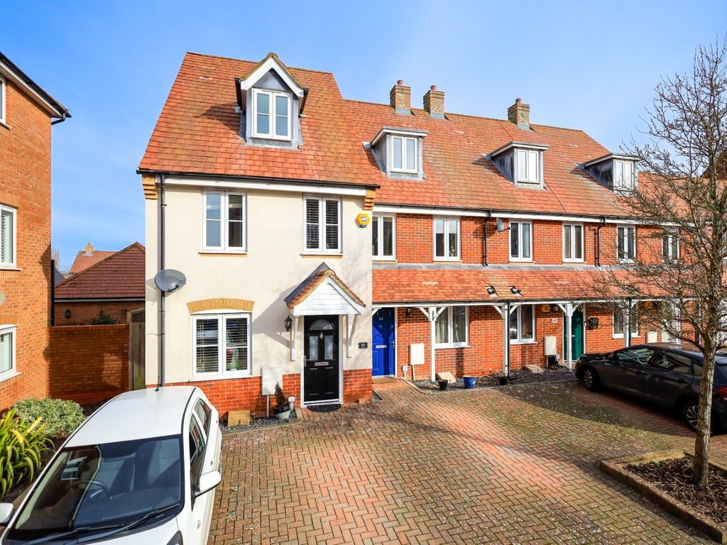 3 bed end terrace house for sale in Lundy Walk, Hailsham BN27, £350,000