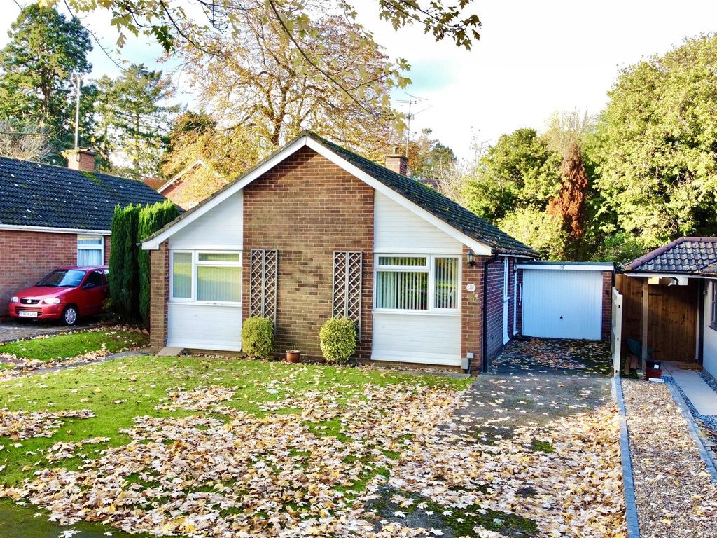3 bed bungalow for sale in Oaklands Drive, Wokingham, Berkshire RG41, £