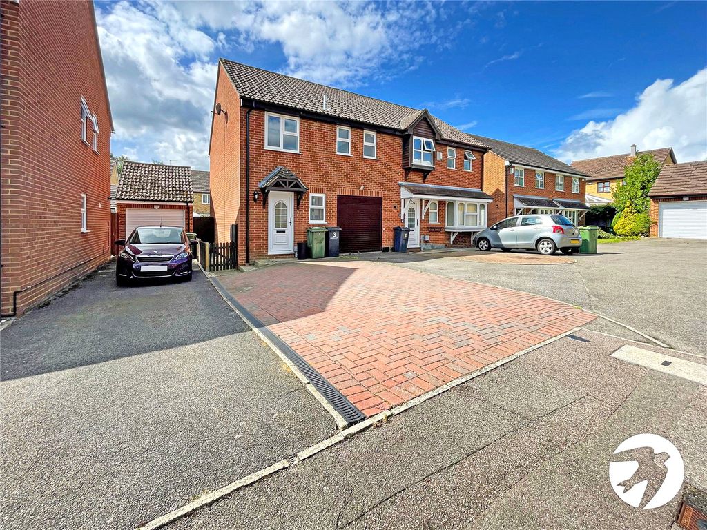3 bed semidetached house for sale in Horseshoe Close, Weavering