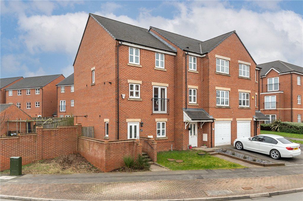 4 bed town house for sale in Scampston Drive, East Ardsley, Wakefield