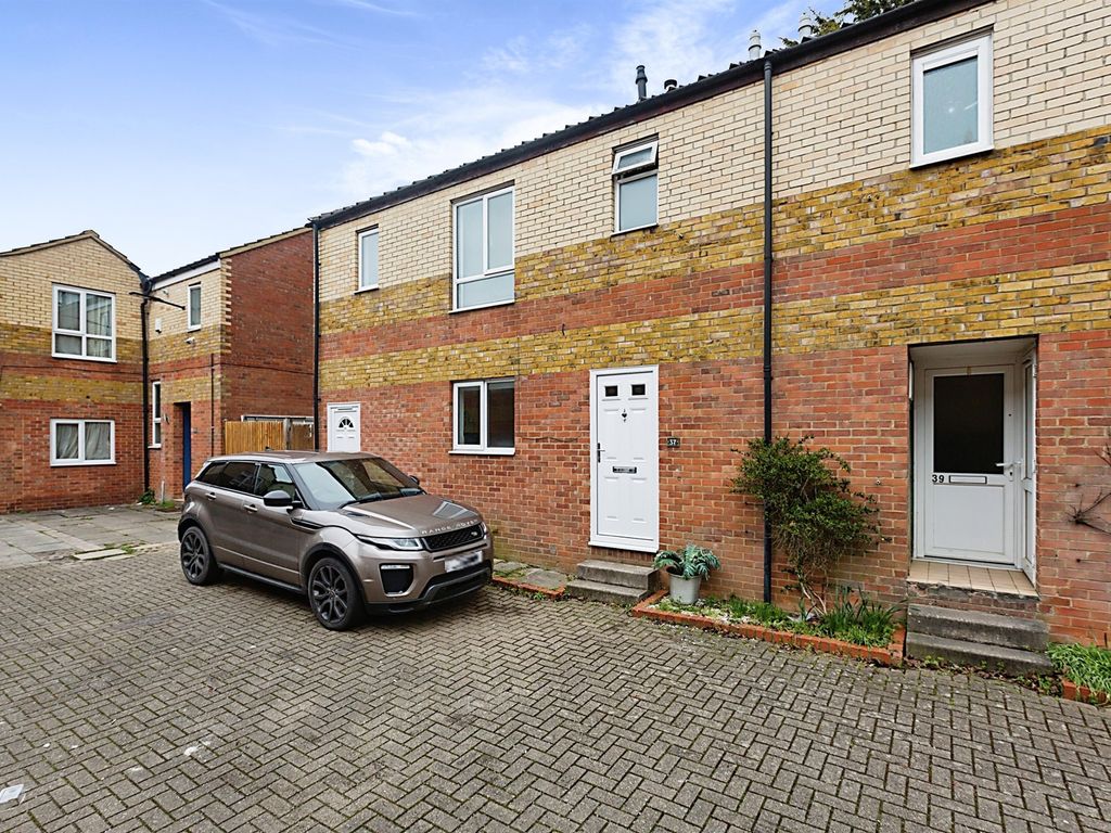 4 bed semidetached house for sale in Wisley Avenue, Bradwell Common