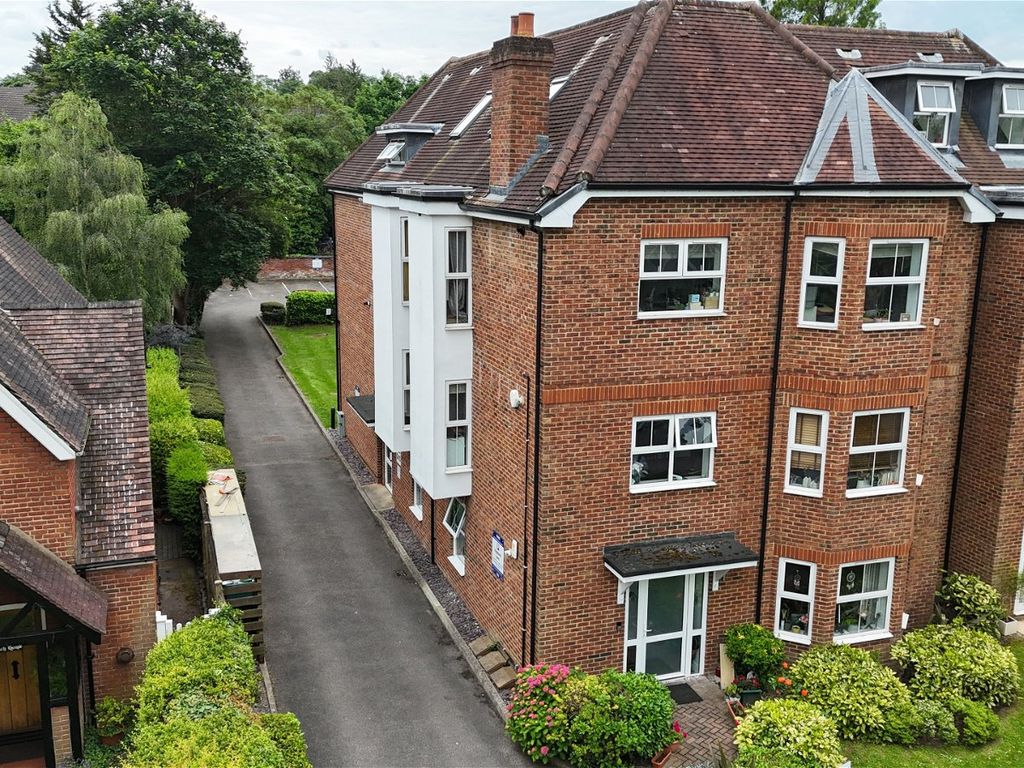 1 bed flat for sale in Lovelace Gardens, Surbiton KT6, £375,000 Zoopla