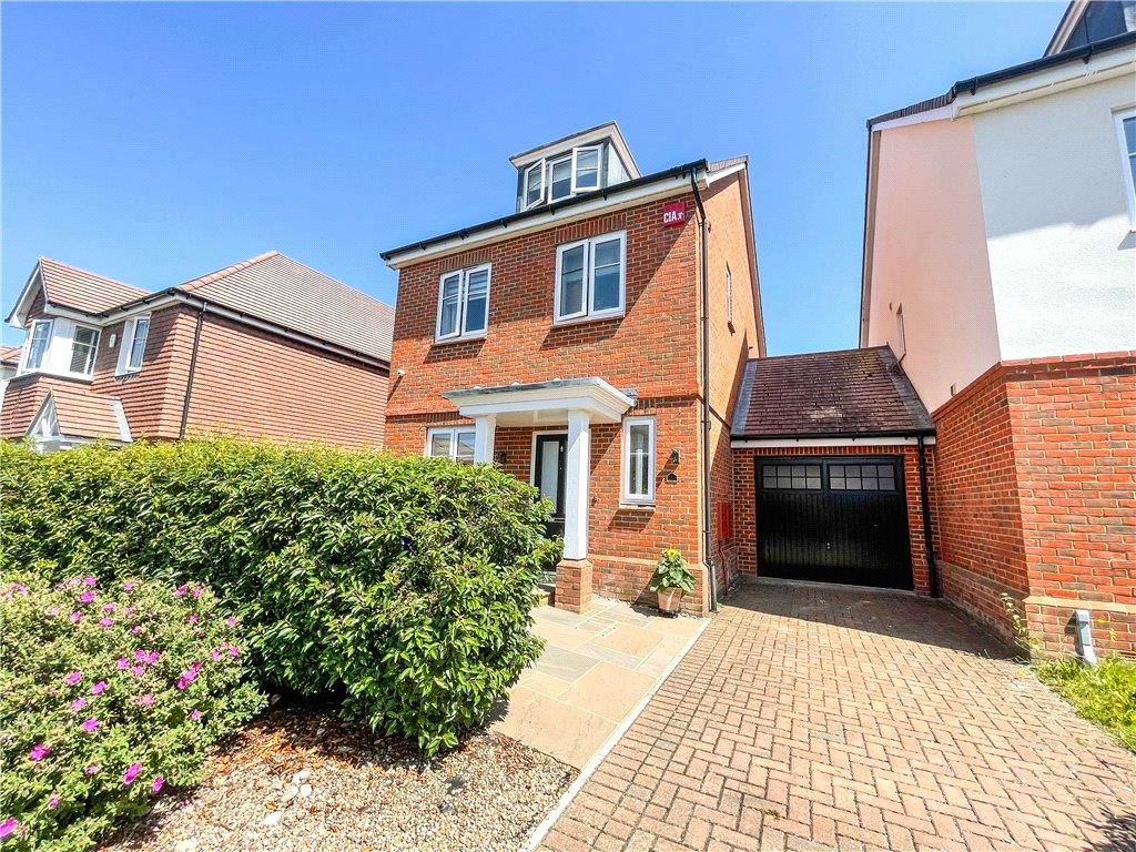 4 bed link detached house for sale in Clarks Farm Way, Blackwater