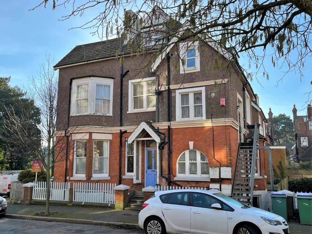 3 bed flat to rent in Westbourne Gardens, Folkestone, Kent CT20, £1,100