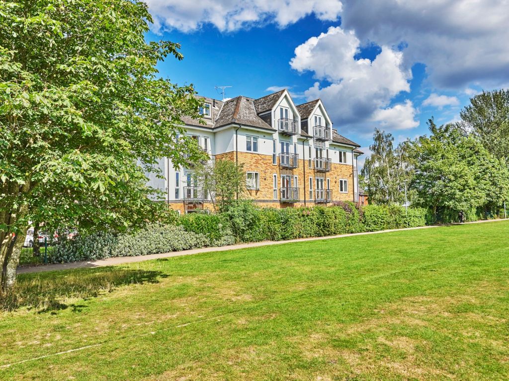 1 bed flat for sale in St. James Court, Park View Close, St. Albans