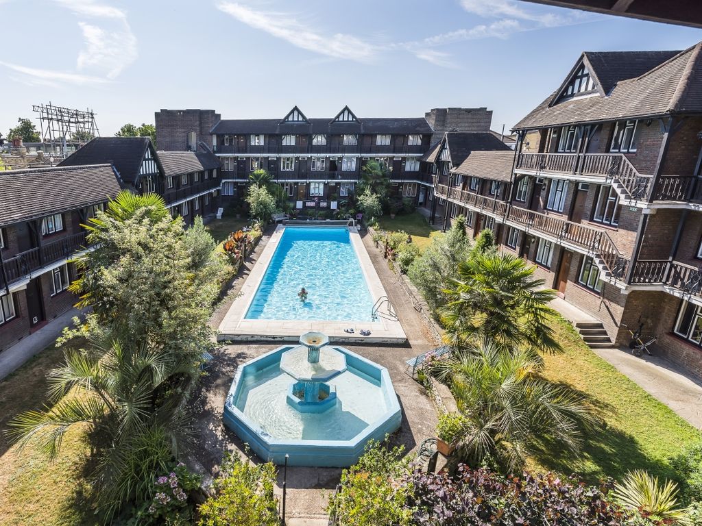 Studio to rent in Tudor Close, Brixton Hill, London SW2, £1,250 pcm