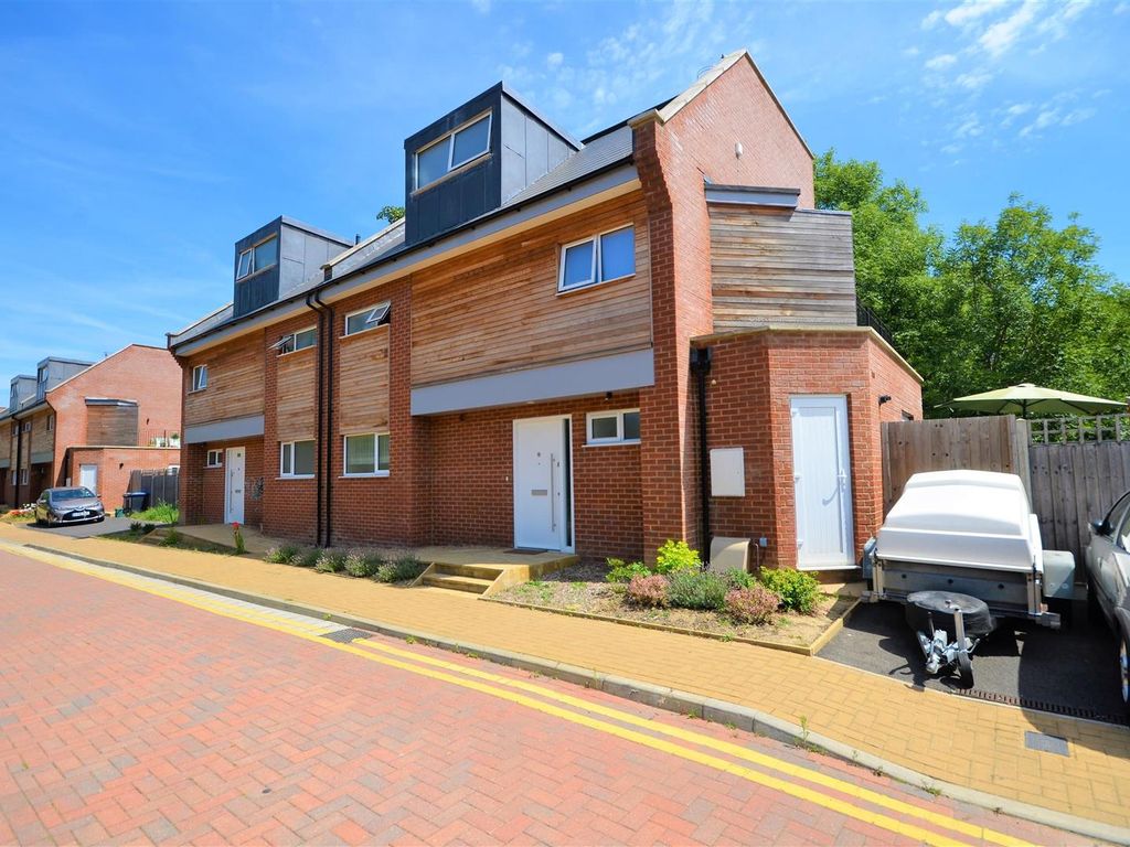 5 bed semidetached house for sale in Waterside Close, Wembley