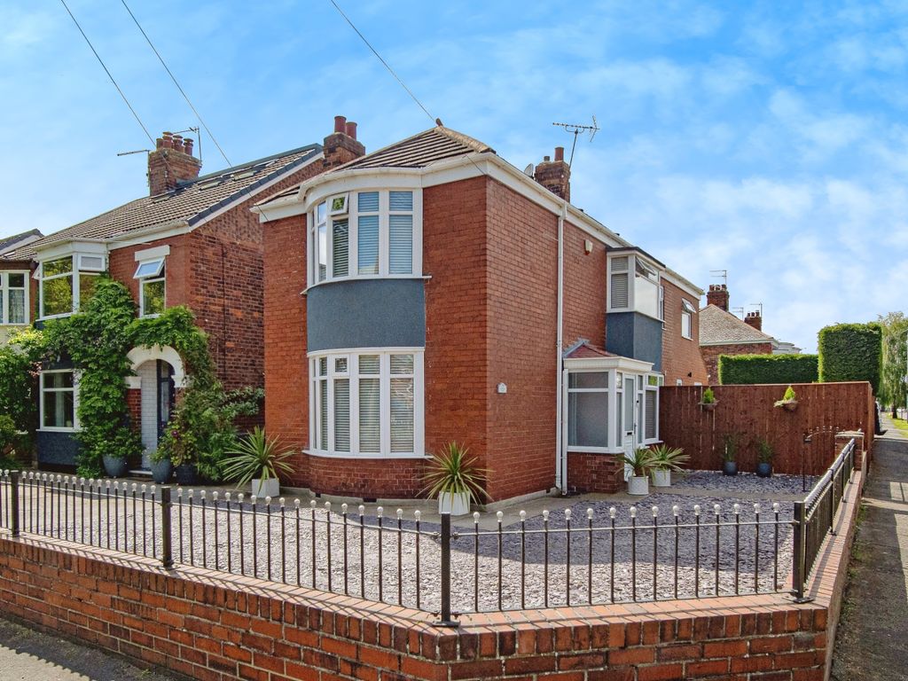 3 bed detached house for sale in Gillshill Road, Hull HU8, £300,000