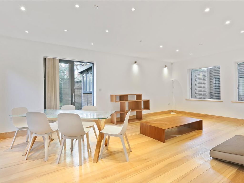 Carpenters Mews, North Road, London N7