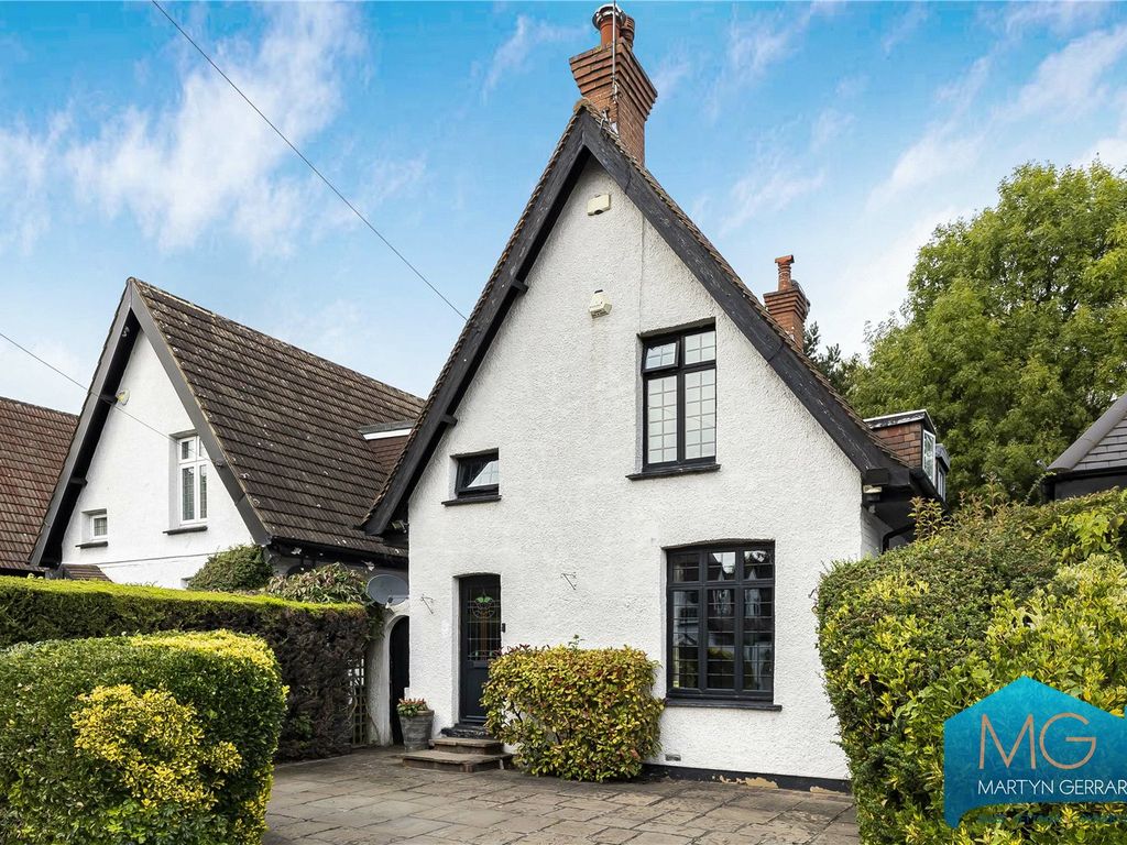 4 bed detached house for sale in Victoria Road, Mill Hill, London NW7