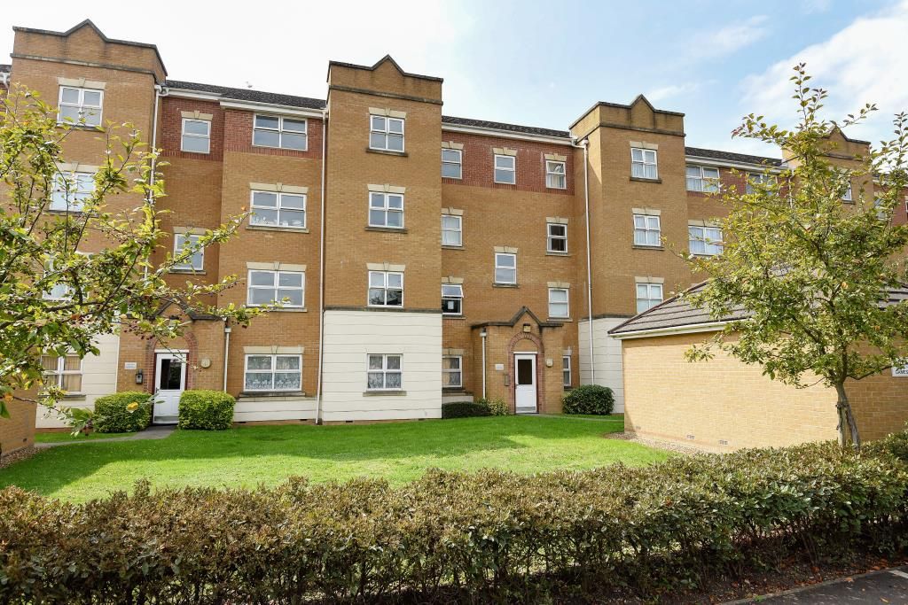 2 bed flat to rent in Pickford Gardens, Slough SL1, £1,400 pcm Zoopla