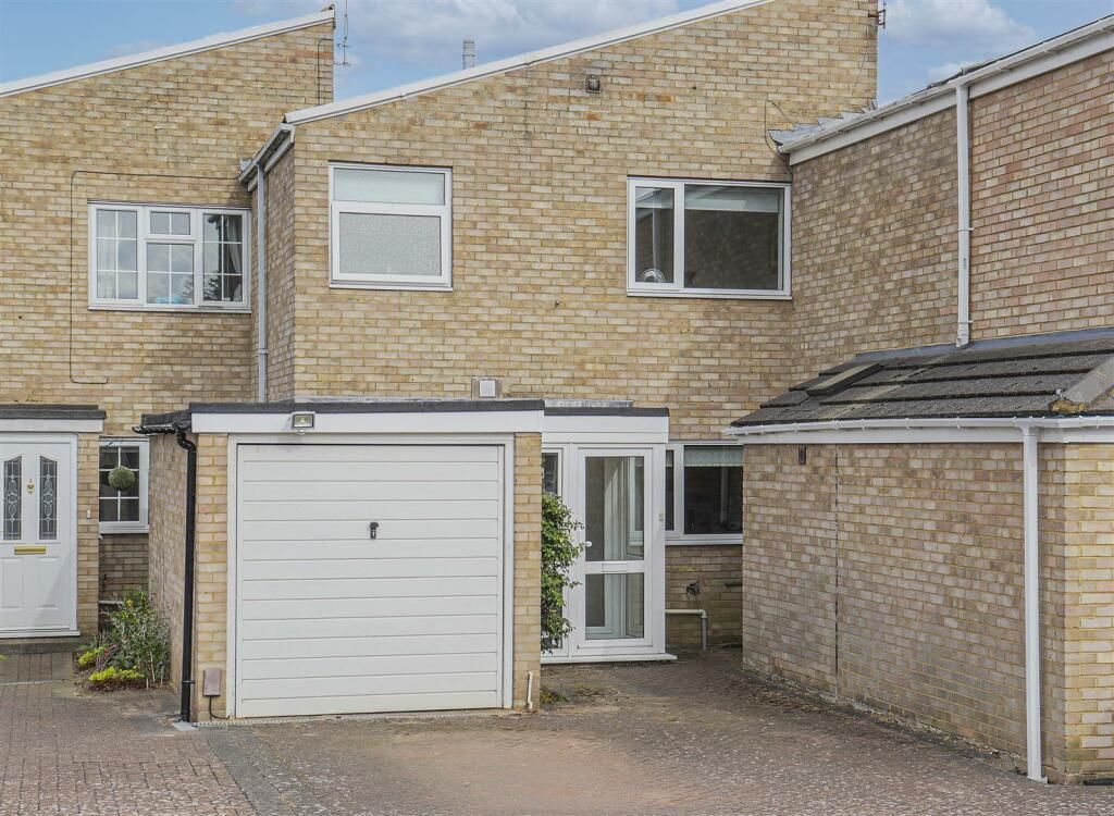 3 bed terraced house to rent in Clyfton Close, Broxbourne EN10, £1,950
