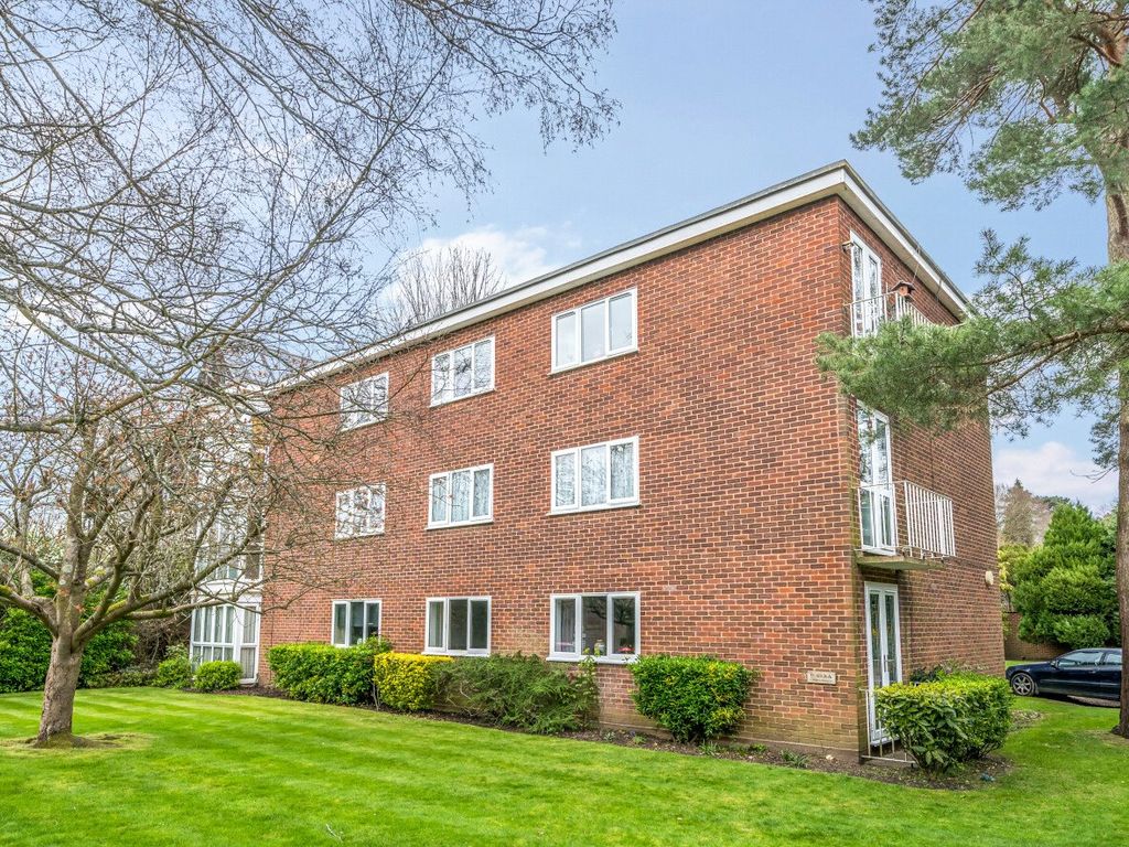 2 bed flat for sale in Langley Road, Watford, Hertfordshire WD17, £
