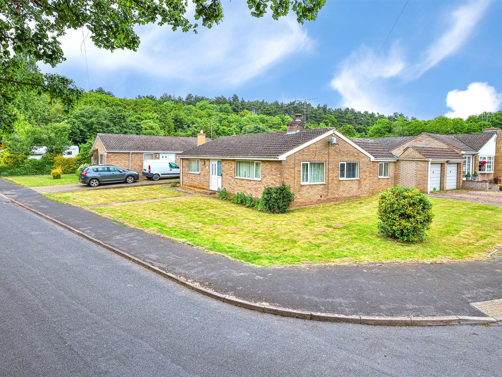 2 bed detached bungalow for sale in Warren Road, Stanion, Kettering