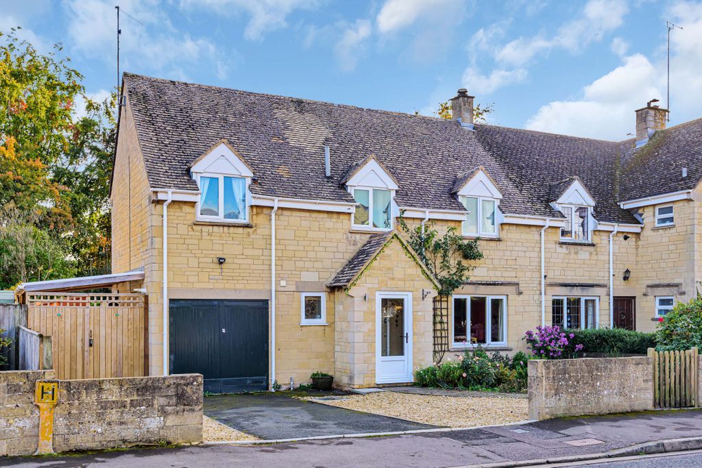 3 bed semidetached house for sale in The Lennards, South Cerney