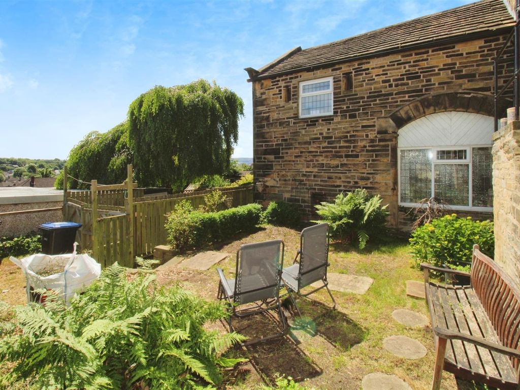 2 bed terraced house to rent in Hodgson Fold, Bradford BD2, £800 pcm