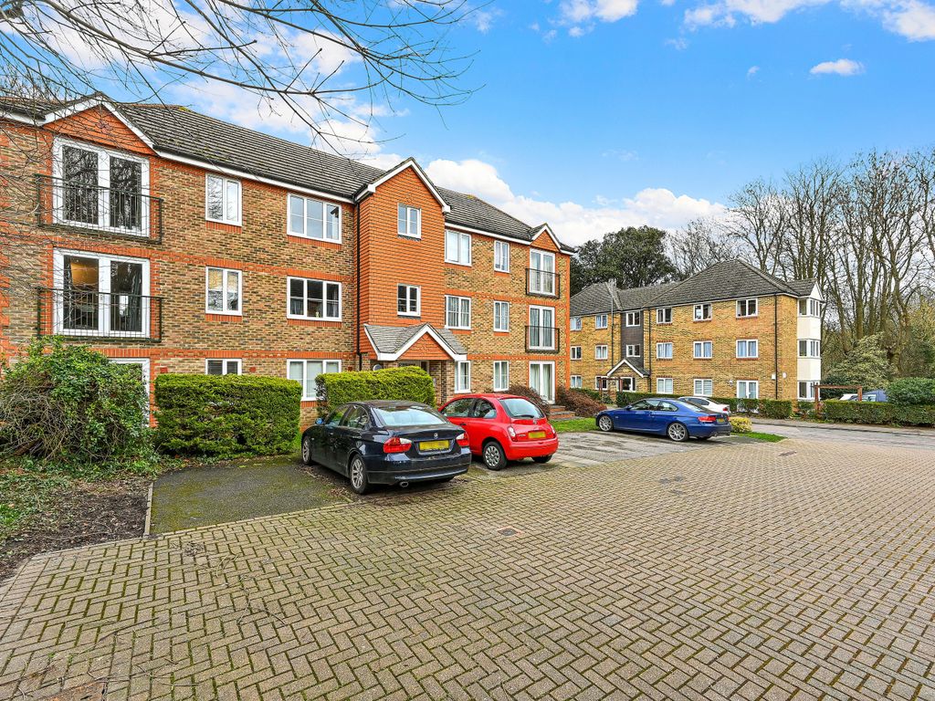 2 bed flat to rent in Sevenoaks Close, Belmont, Sutton SM2, £1,500 pcm