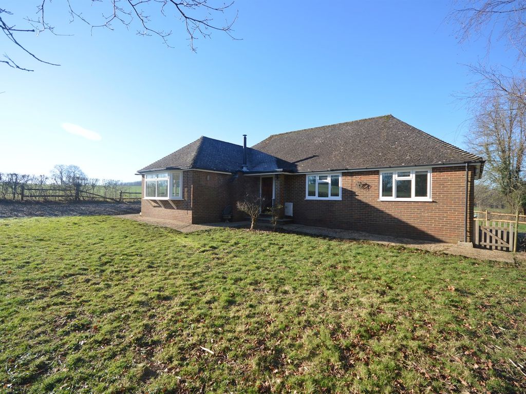 4 bed detached bungalow to rent in Park Farm, Cox Green, Rudgwick
