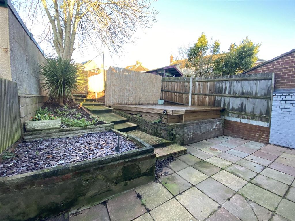 3 bed semidetached house for sale in Ravenswood Avenue, Strood