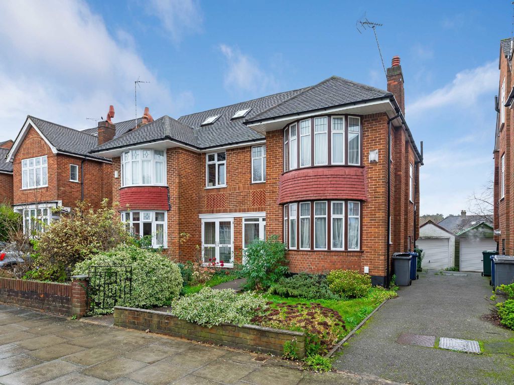 3 bed semidetached house for sale in Ventnor Drive, London N20, £