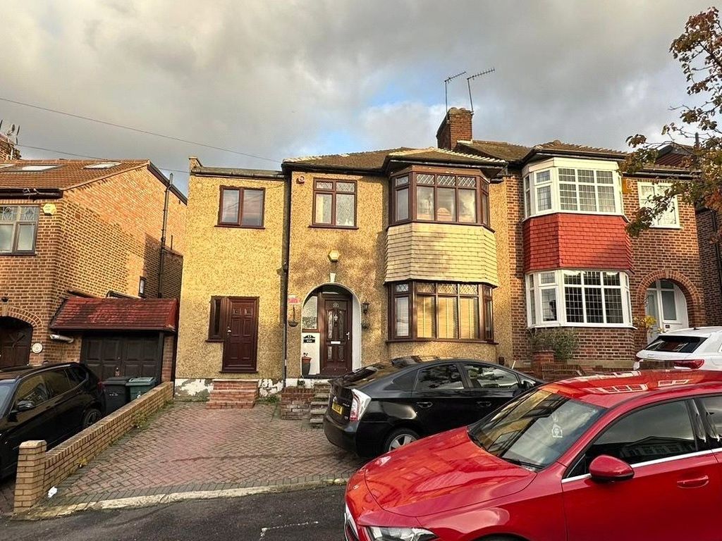 Studio to rent in Carnanton Road, Walthamstow, London E17, £1,000 pcm