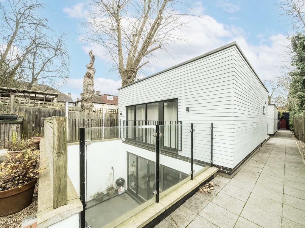 3 bed detached house for sale in Brompton Mews, London N12, £800,000