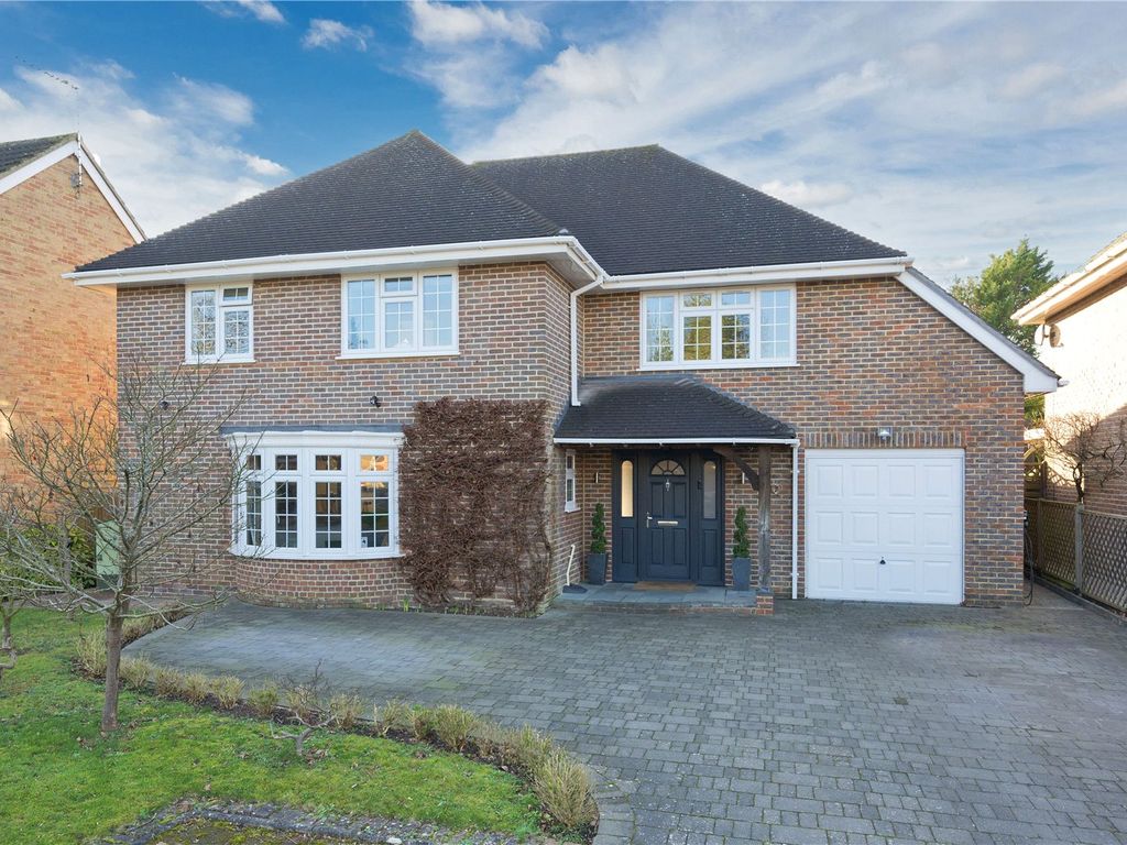 5 bed detached house to rent in Ferndown Gardens, Cobham, Surrey KT11