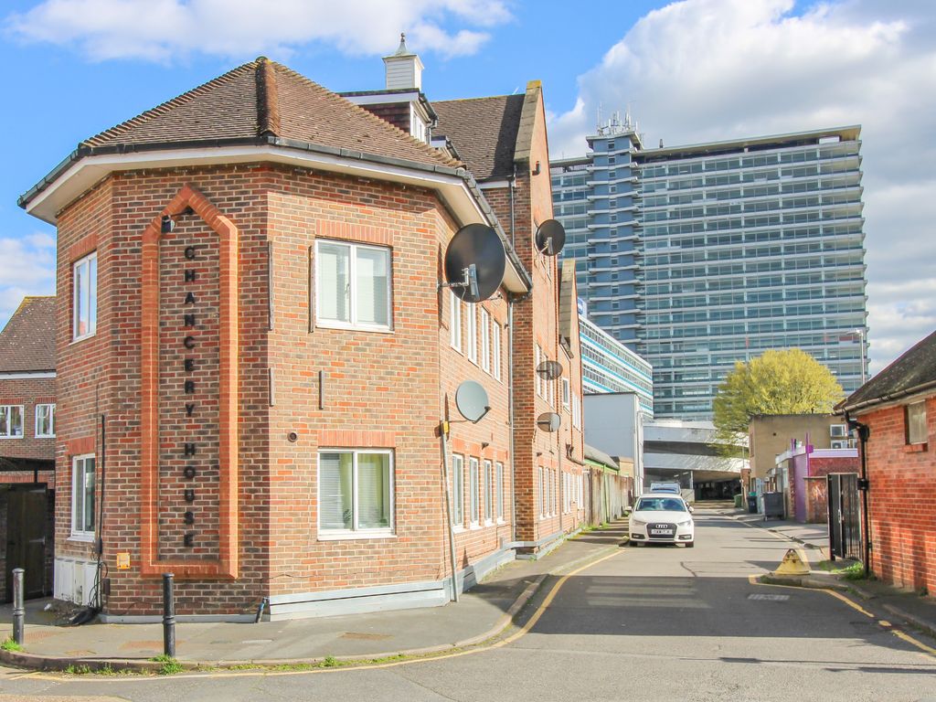 1 bed flat to rent in Tolworth Close, Surbiton KT6, £1,150 pcm Zoopla