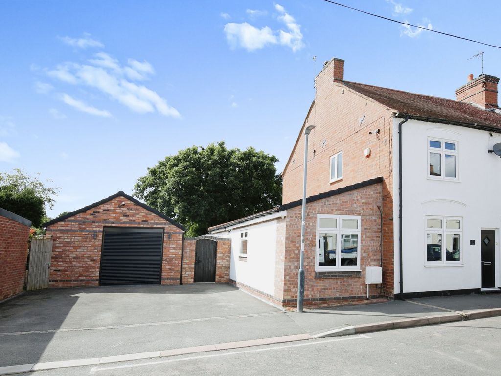 3 bed end terrace house for sale in Smith Street, Wood End, Atherstone