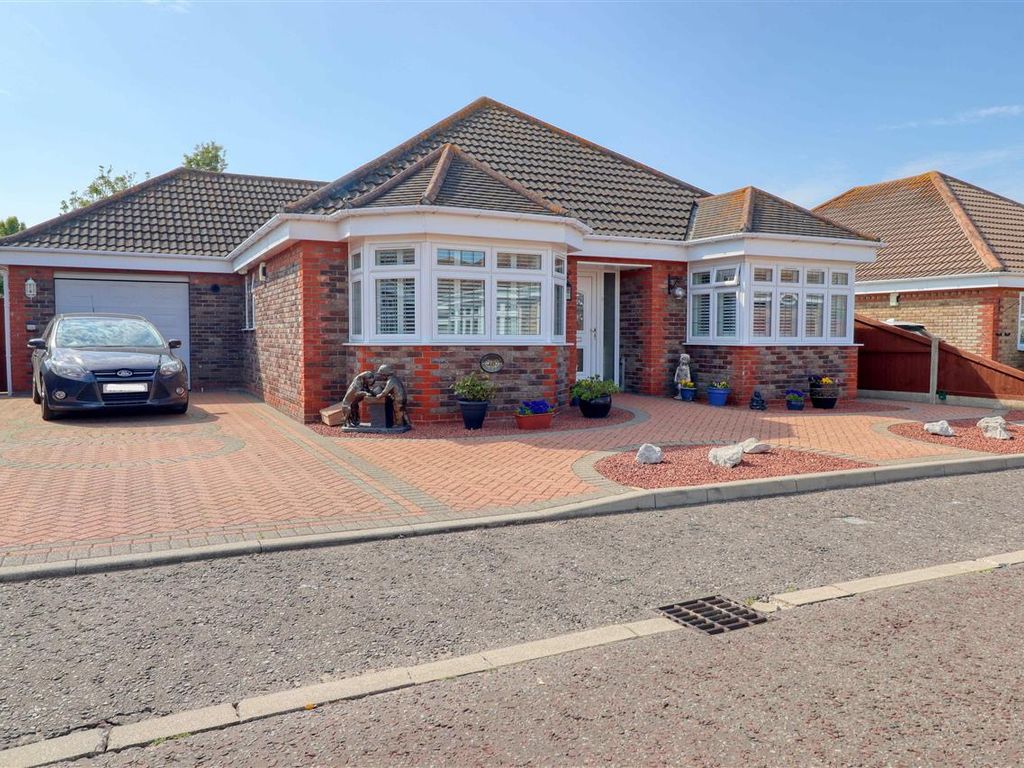 3 bed bungalow for sale in Oak Close, ClactonOnSea CO15 Zoopla