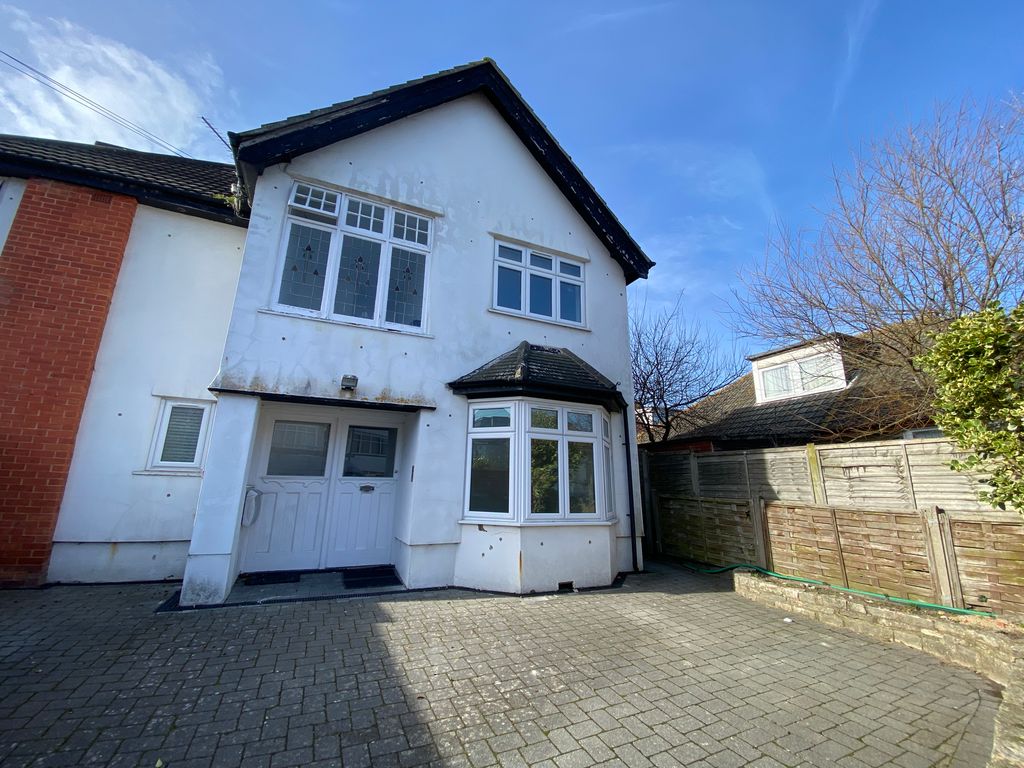 3 bed flat to rent in Stourcliffe Avenue, Southbourne, Bournemouth BH6