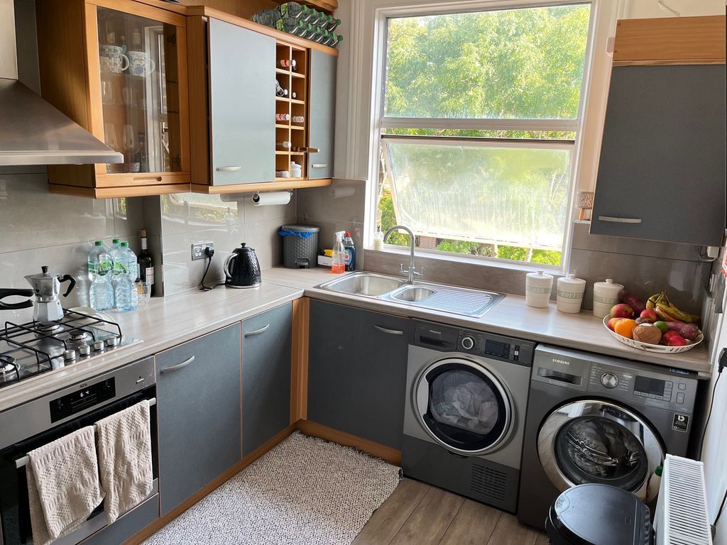 2 bed flat to rent in Lakeside Road, Palmers Green N13, £1,603 pcm Zoopla