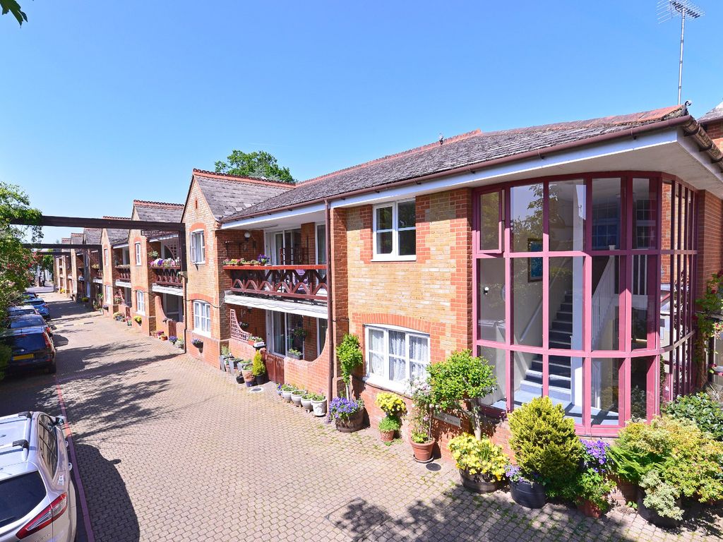 2 bed flat for sale in Godalming, Surrey GU7 Zoopla