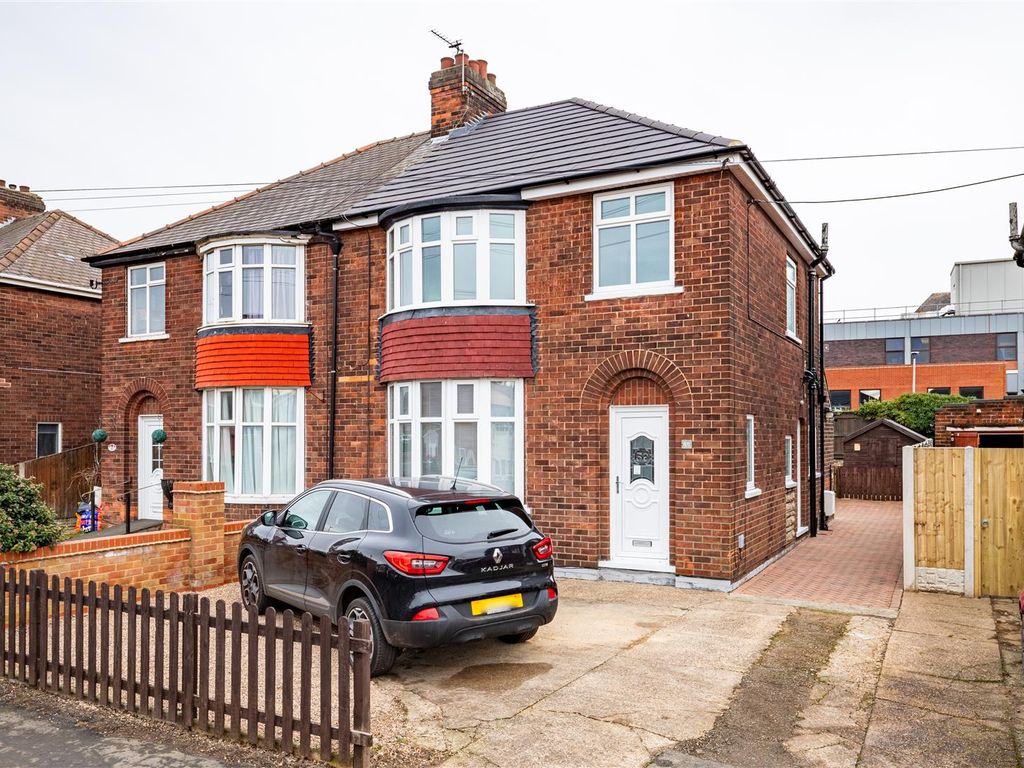 3 bed semidetached house for sale in Newland Avenue, Scunthorpe DN15