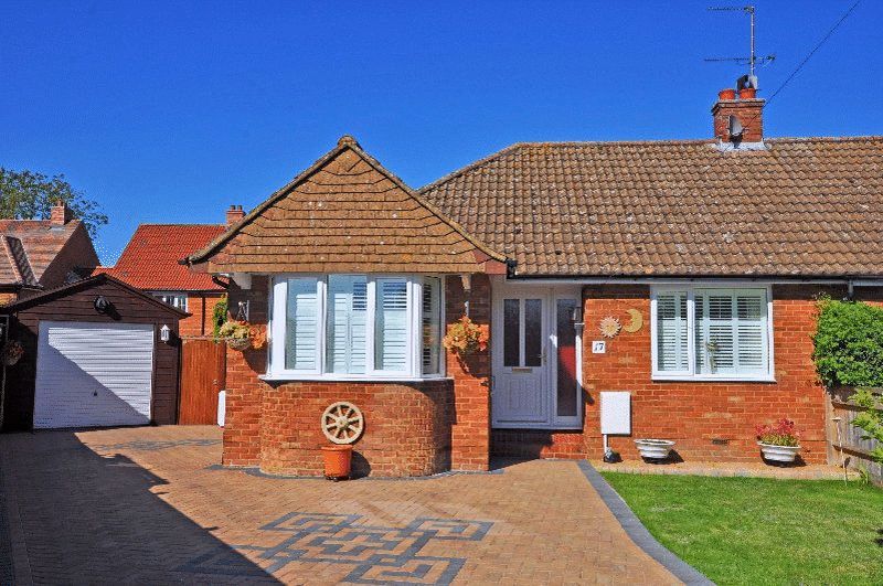 2 bed semidetached bungalow to rent in Stockwell Furlong, Haddenham
